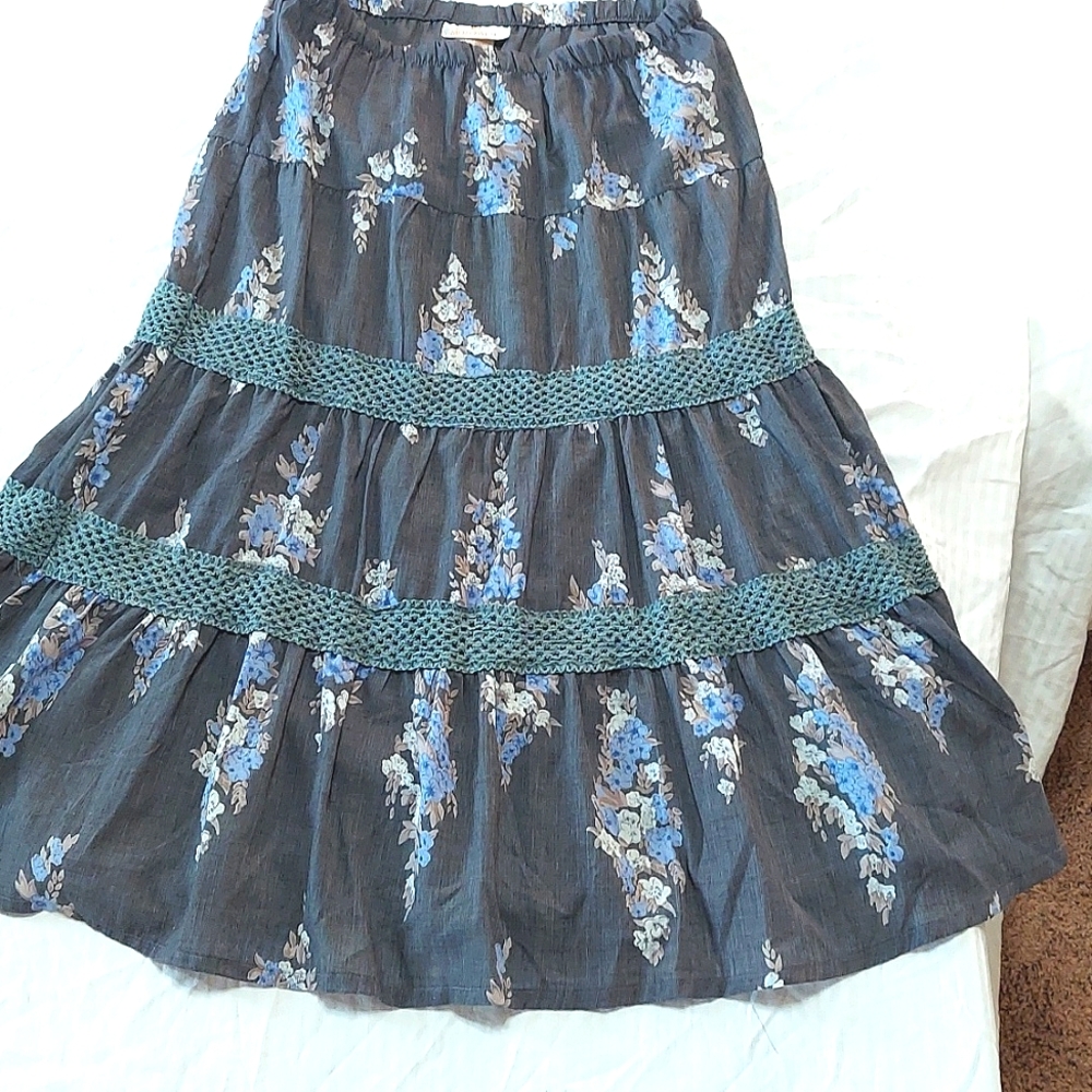 Boho Metrowear Floral Midi Skirt With Ruffles Grey With Purple/White Medium